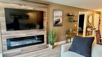 Smart TV, fireplace