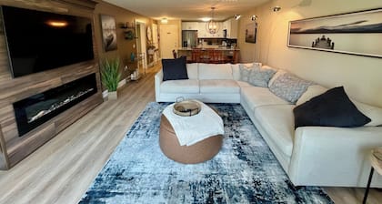 Lakeside Loft! Updated 2 BR condo / Walk to restaurants / Free parking / Pool