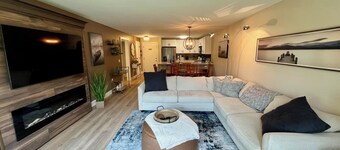 Lakeside Loft!  Updated 2 BR condo / Walk to restaurants / Free parking / Pool