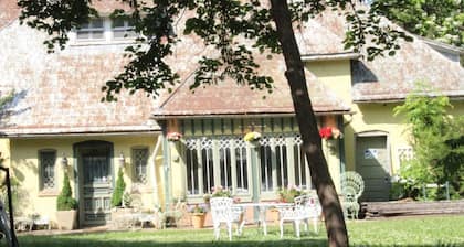 6-bedroom bed & breakfast in marvelous Keokuk with WiFi, AC