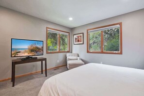 5 室のベッドルーム、デスク、アイロン / アイロン台、旅行用ベビーベッド