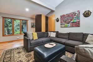 Smart-tv, pejs, bordtennisbord, bøger