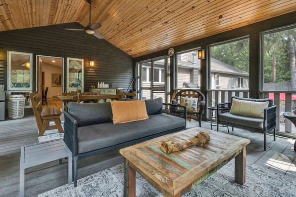 Smart TV, fireplace, ping pong, books