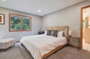 5 bedrooms, desk, iron/ironing board, travel cot