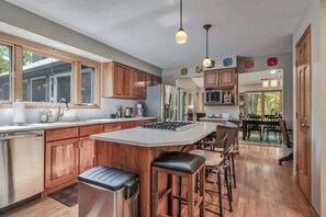 Køleskab, mikrobølgeovn, ovn, kogeplade