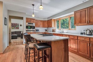 冷蔵庫、電子レンジ、オーブン、コンロ