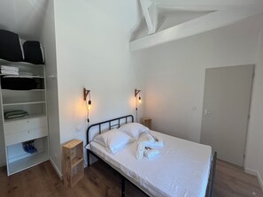 2 chambres, fer et planche à repasser, Wi-Fi, draps fournis