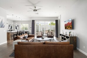 Fernseher, Tischtennisplatte