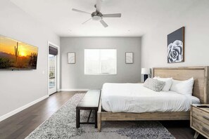 6 bedrooms, iron/ironing board, free WiFi, bed sheets - Scottsdale Stunner - Luxe Stay Near Old Town (Scottsdale)
