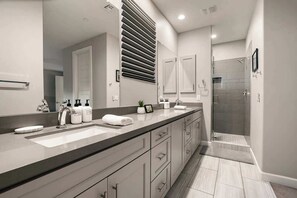 Shower, hair dryer, shampoo - Scottsdale Stunner - Luxe Stay Near Old Town (Scottsdale)