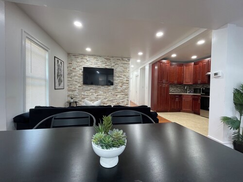 STAYCA Spacious Suite 4-bedroom apartment in Queens Near JFK