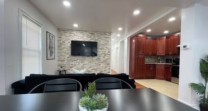 STAYCA Spacious Suite 4-bedroom apartment in Queens Near JFK