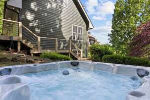 Outdoor spa tub - Rock Ledge Farms, Blue Ridge GA (Morganton)