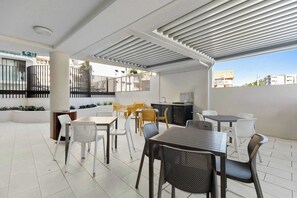 Outdoor dining - The Cosmopolitan Suite (Maroochydore)