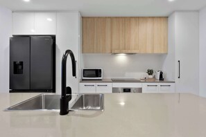 Fridge, microwave, oven, dishwasher - The Cosmopolitan Suite (Maroochydore)