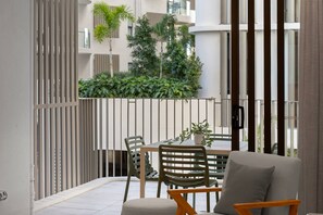 Outdoor dining - The Cosmopolitan Suite (Maroochydore)