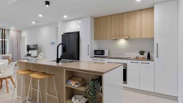 Micro-ondes, four, lave-vaisselle, cafetiĂšre/bouilloire