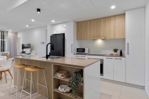 Micro-ondes, four, lave-vaisselle, cafetière/bouilloire