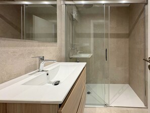 Apartment (4 Bedrooms) | Bathroom | Shower, hair dryer, towels, shampoo - Stay U-nique Apartments at Albigesos (Barcelona)