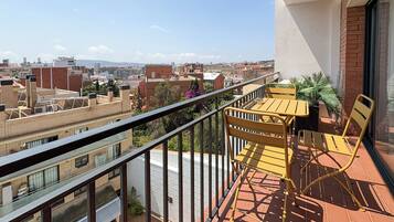 Apartemen (4 Bedrooms) | Balkon