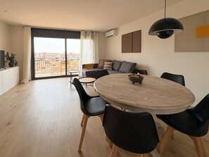 Departamento (4 Bedrooms) | Sala de estar | Televisión de 35 pulgadas con canales digitales 