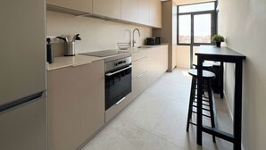 Eine moderne Küche mit Backofen, Spüle und Fenster mit Blick.