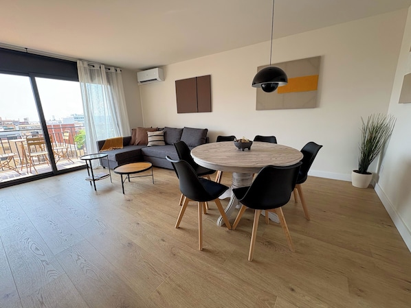 Apartment (4 Bedrooms) | Living room | 35-inch TV with digital channels