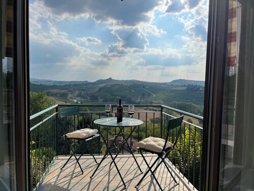 PANORAMIC HILLSIDE APARTMENT