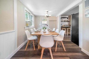 Dining - Yarmouth Beach House – Hot Tub, Sauna & Fire Pit Retreat (Yarmouth)