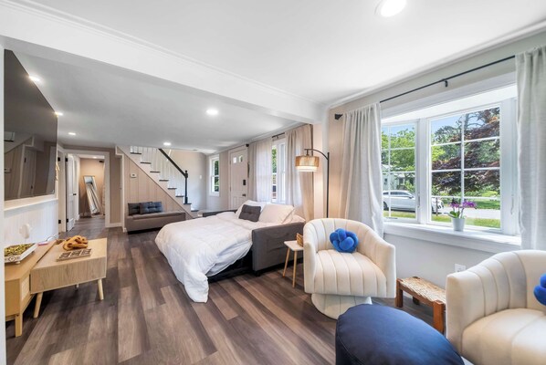 3 bedrooms, desk, iron/ironing board, travel crib