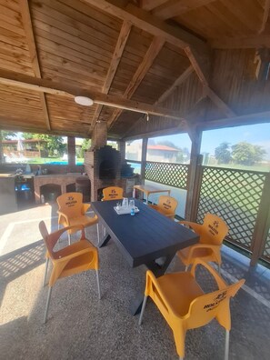 客房, 多间卧室, 吸烟房, 私人游泳池 | BBQ/野餐场地