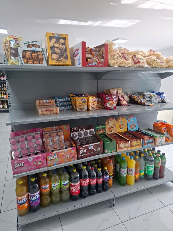 客房, 多间卧室, 吸烟房, 私人游泳池 | 礼品店