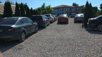 Kamar, beberapa kamar, Boleh Merokok, kolam renang pribadi | Tempat parkir | Parkir terbatas