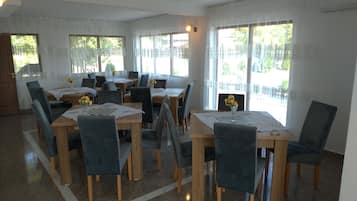 Room, Multiple Bedrooms, Smoking, Private Pool | Dining room