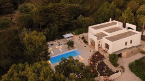 An aerial view of a modern villa with a swimming pool, outdoor seating, and a landscaped garden. - Luxury villa with private pool | Villa Arabesca (Selva di Fasano)