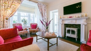 TV, fireplace