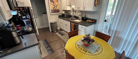 Microondas, horno, parrilla de estufa y lavavajillas