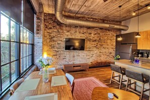 Fridge, microwave, oven, stovetop - Chic Ultramodern Loft Suite w/ Designer Features (St. Louis)