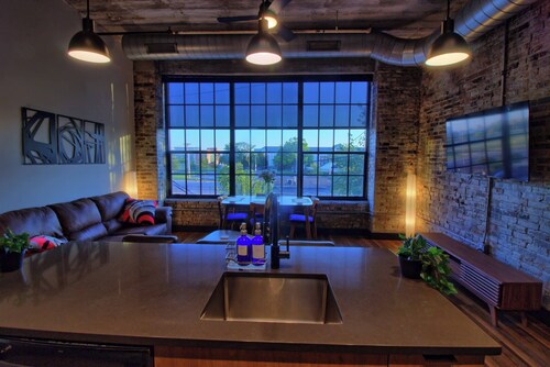 Chic Ultramodern Loft Suite w/ Designer Features