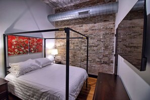 1 bedroom, desk, iron/ironing board, WiFi - Chic Ultramodern Loft Suite w/ Designer Features (St. Louis)