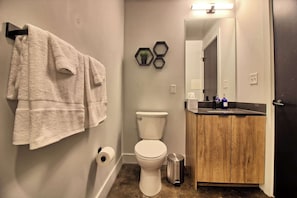 Een douche, een haardroger, handdoeken, zeep