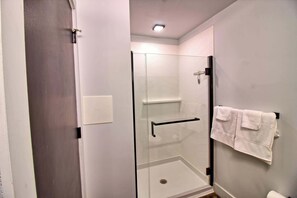 Douche, sèche-cheveux, serviettes fournies, savon