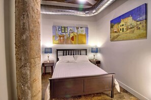 2 soverom, skrivebord, strykejern/-brett og wi-fi