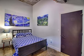2 bedrooms, desk, iron/ironing board, WiFi