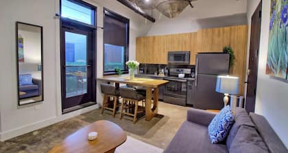 Gorgeous Ultramodern 2BR Loft + Patio