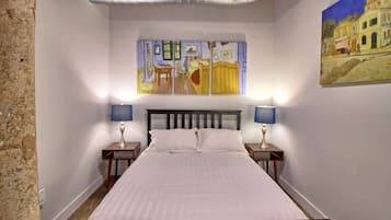 2 bedrooms, desk, iron/ironing board, WiFi