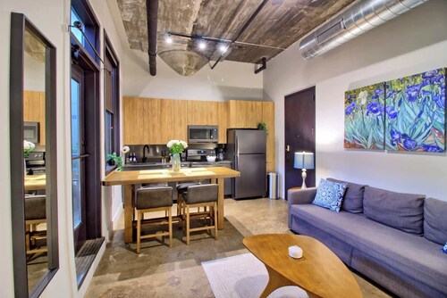 Gorgeous Ultramodern 2BR Loft + Patio
