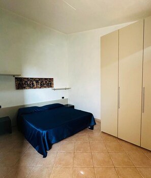 1 habitación, tabla de planchar con plancha y wifi