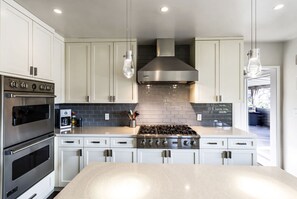 Fridge, microwave, oven, stovetop - Hollywood Dell Oasis, Canyon VIEWS, Fire Pit & BBQ (Los Angeles)