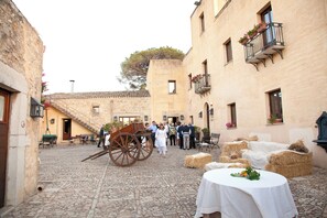 Outdoor dining - Double room (Buseto Palizzolo)
